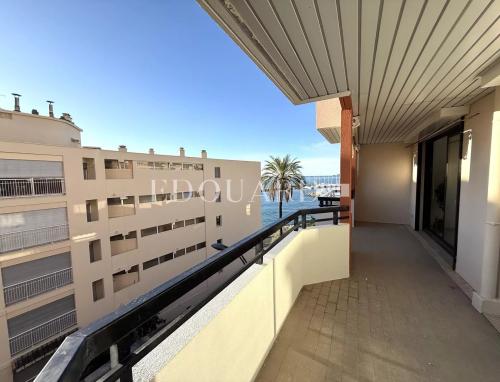 En exclusivité deux pièces avec terrasse, vue mer et parking, dans le splendide quartier résidentiel de Garavan