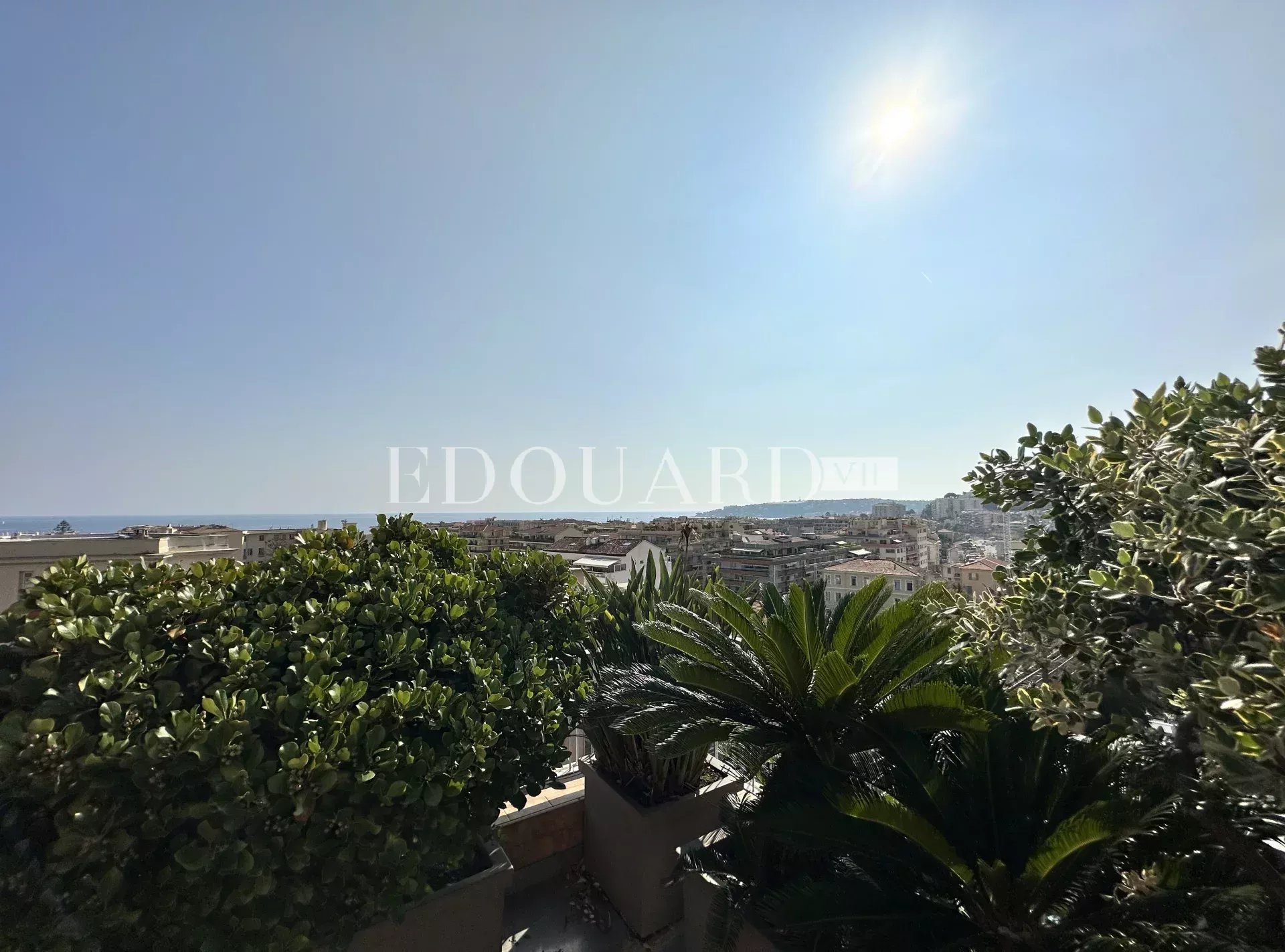 Penthouse avec spectaculaire terrasse, belle vue panoramique jusqu'à la mer, possibilité garage