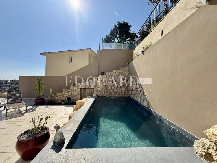 Maison d’exception à vendre à Menton Borrigo avec bassin chauffé, vaste terrasse et belle vue mer panoramique