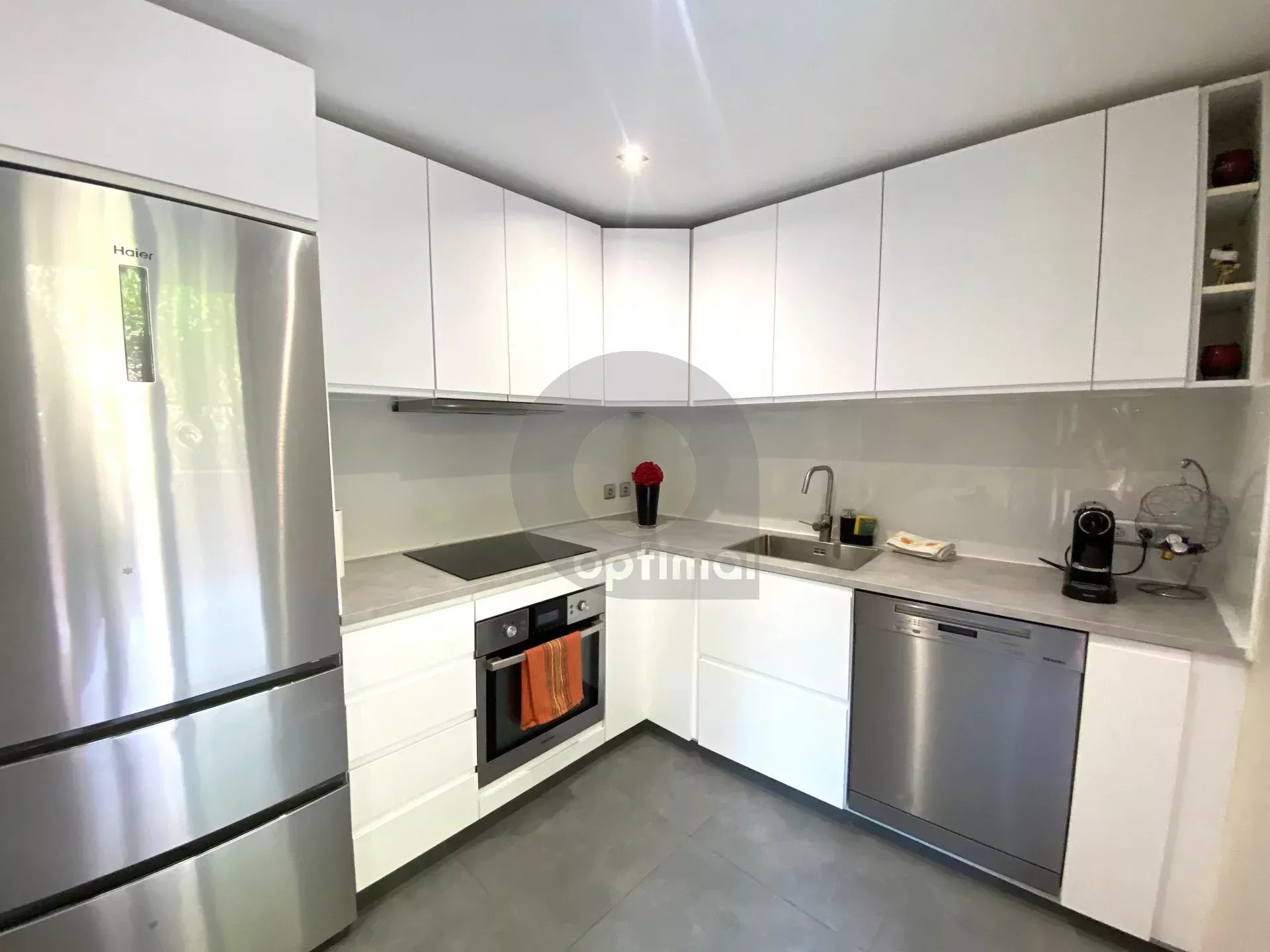 A VENDRE - MENTON CAREÏ - BEAU 3P AVEC CAVE EN BON ETAT TRAVERSANT BALCON TERRASSE ET JARDIN