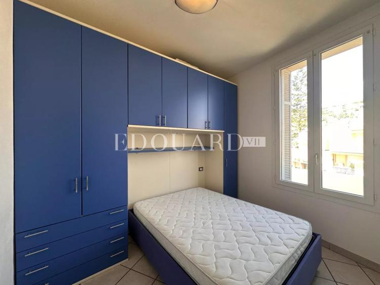 En exclusivité deux pièces en bon état dans magnifique immeuble bourgeois en plein centre de Menton