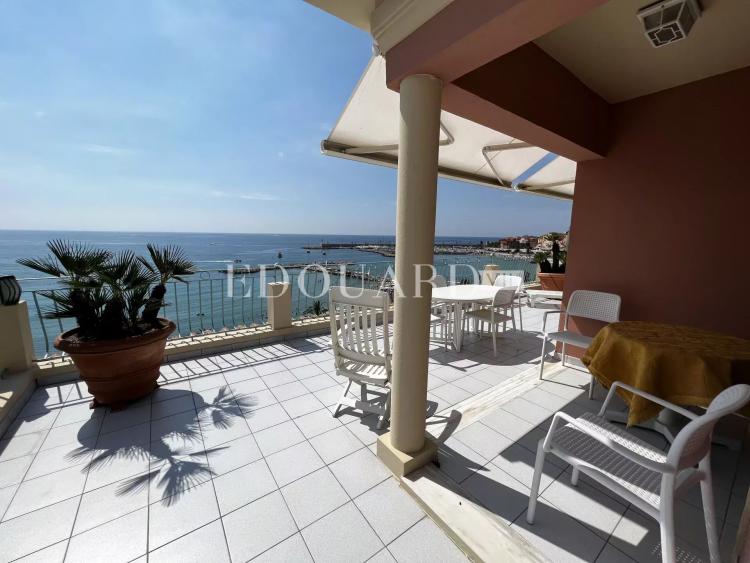 Penthouse avec spectaculaire terrasse et superbe vue mer, au dernier étage d’un splendide immeuble d’époque