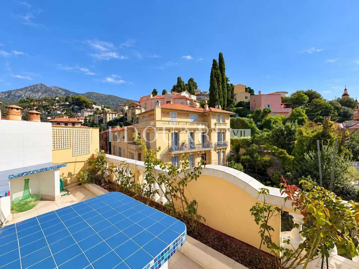 Spacieux deux pièces en bon état avec splendide terrasse et belle vue panoramique jusqu'à la mer