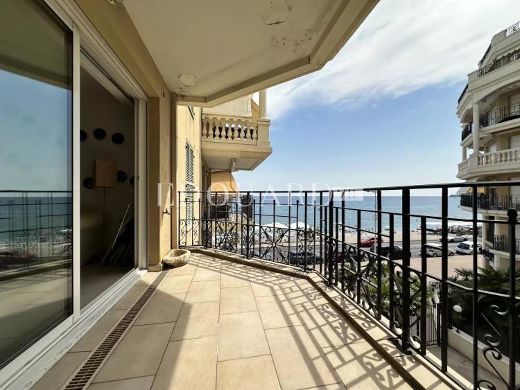 Deux pièces en bon état avec terrasse et belle vue mer, dans prestigieux immeuble face aux plages