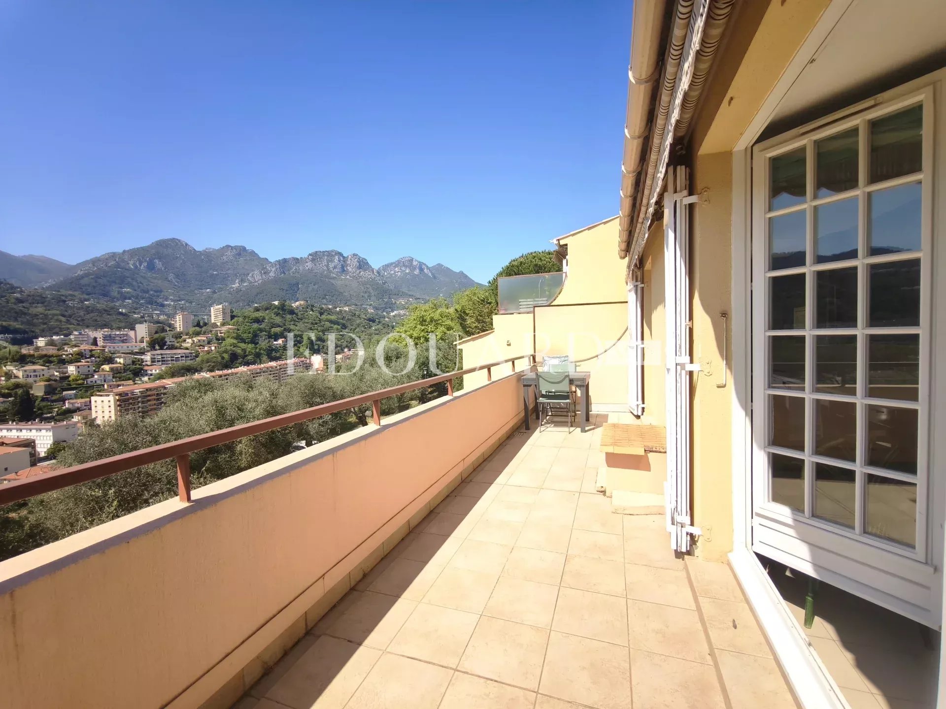 Dans le quartier du Riviera, à vendre grand studio en dernier étage avec terrasse, cave et garage