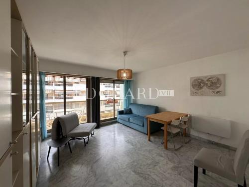 En exclusivité studio avec balcon, au quatrième étage d'un immeuble de standing avec conciergerie