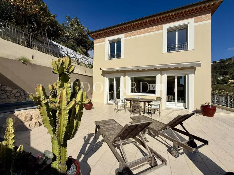Maison d’exception à vendre à Menton Borrigo avec bassin chauffé, vaste terrasse et belle vue mer panoramique