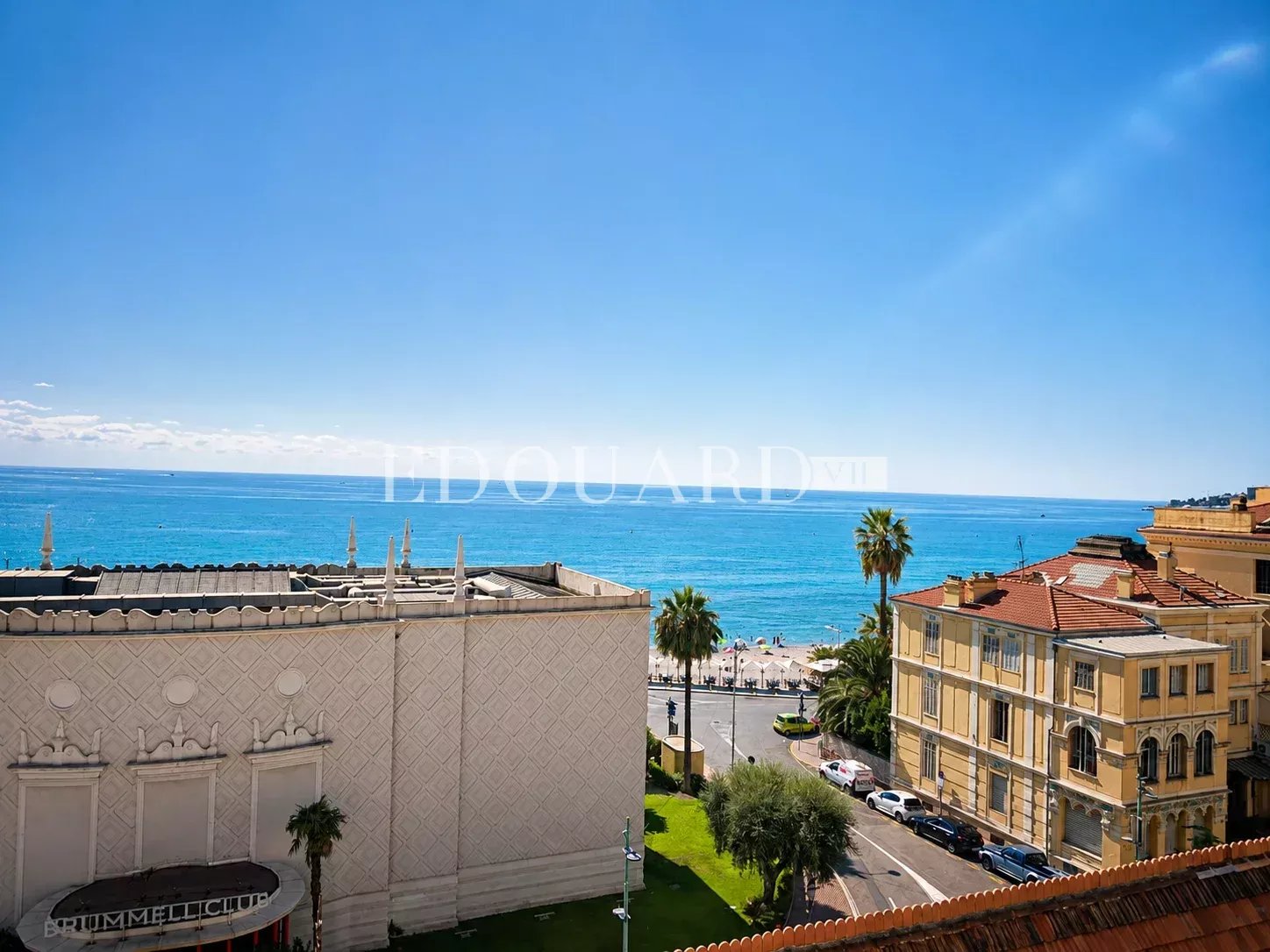 Face à la mer et au Casino Barrière de Menton, deux pièces d'exception en dernier étage avec vue féerique
