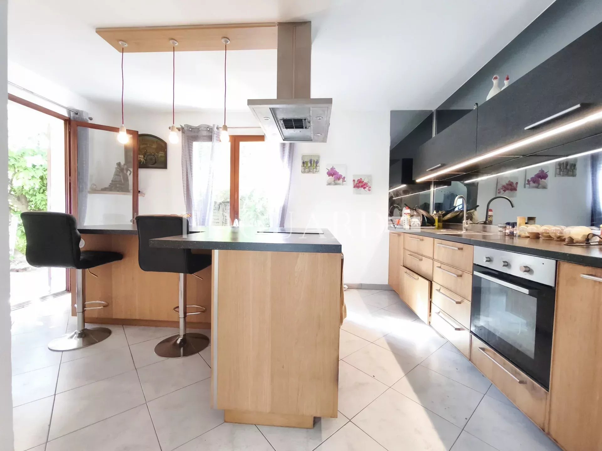 Villa provençale de 350 m² divisée en plusieurs appartements, idéale résidence principale ou investissement locatif