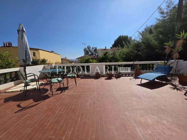 En exclusivité trois pièces à vendre avec splendide terrasse et agréable vue panoramique jusqu’à la mer
