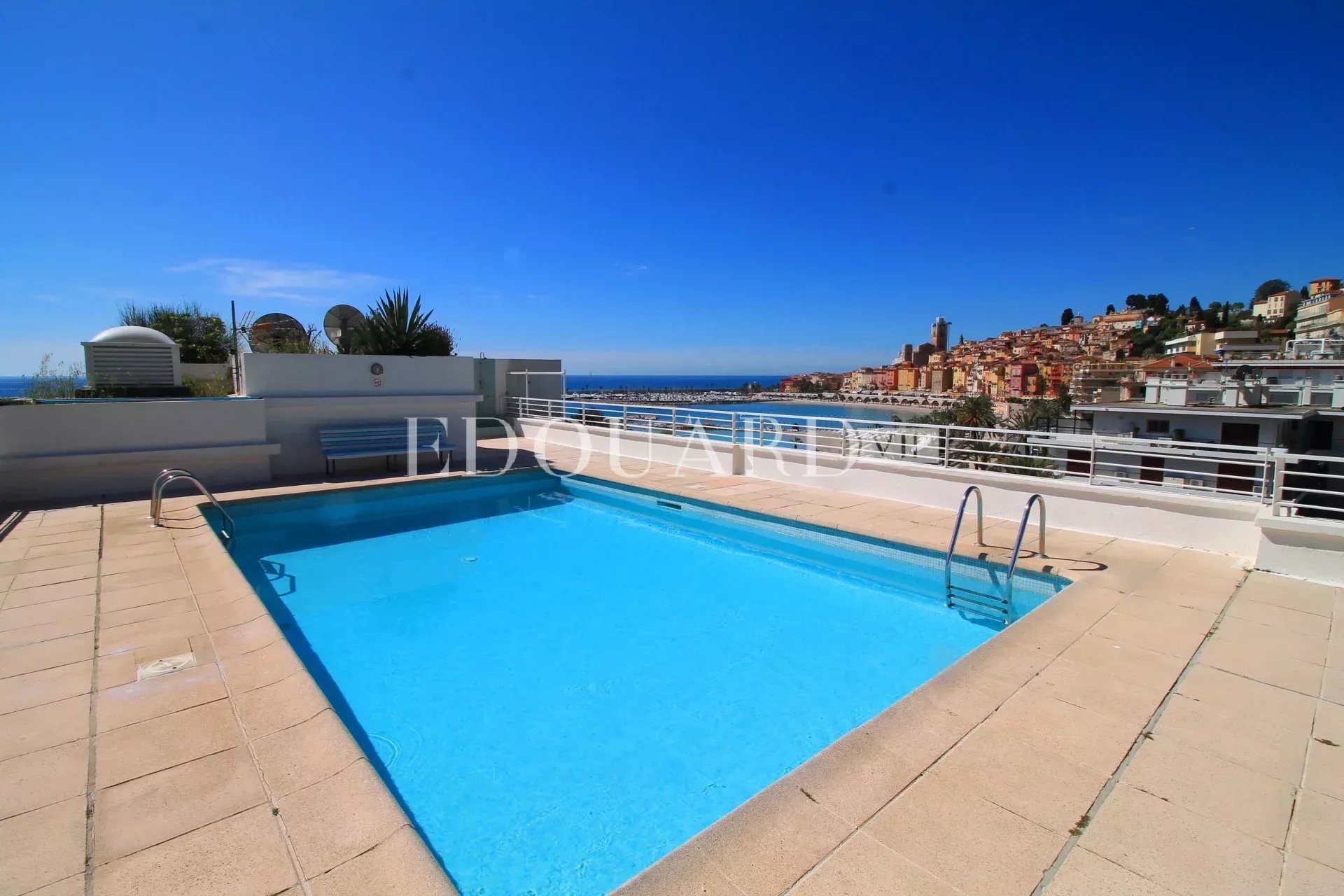 En exclusivité trois pièces en excellent état avec grande terrasse, vue mer et parking, face aux Sablettes