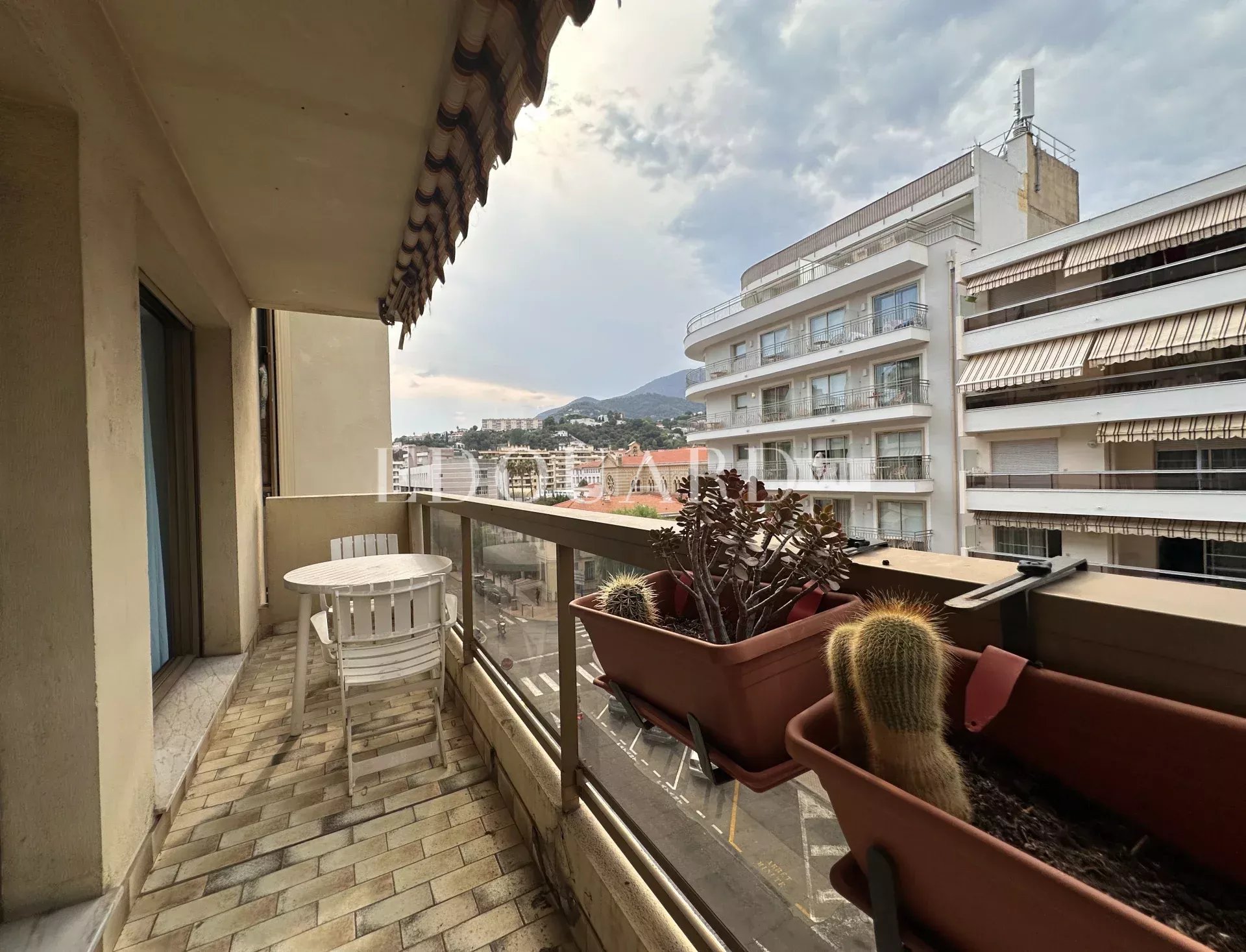 En exclusivité studio avec balcon, au quatrième étage d'un immeuble de standing avec conciergerie
