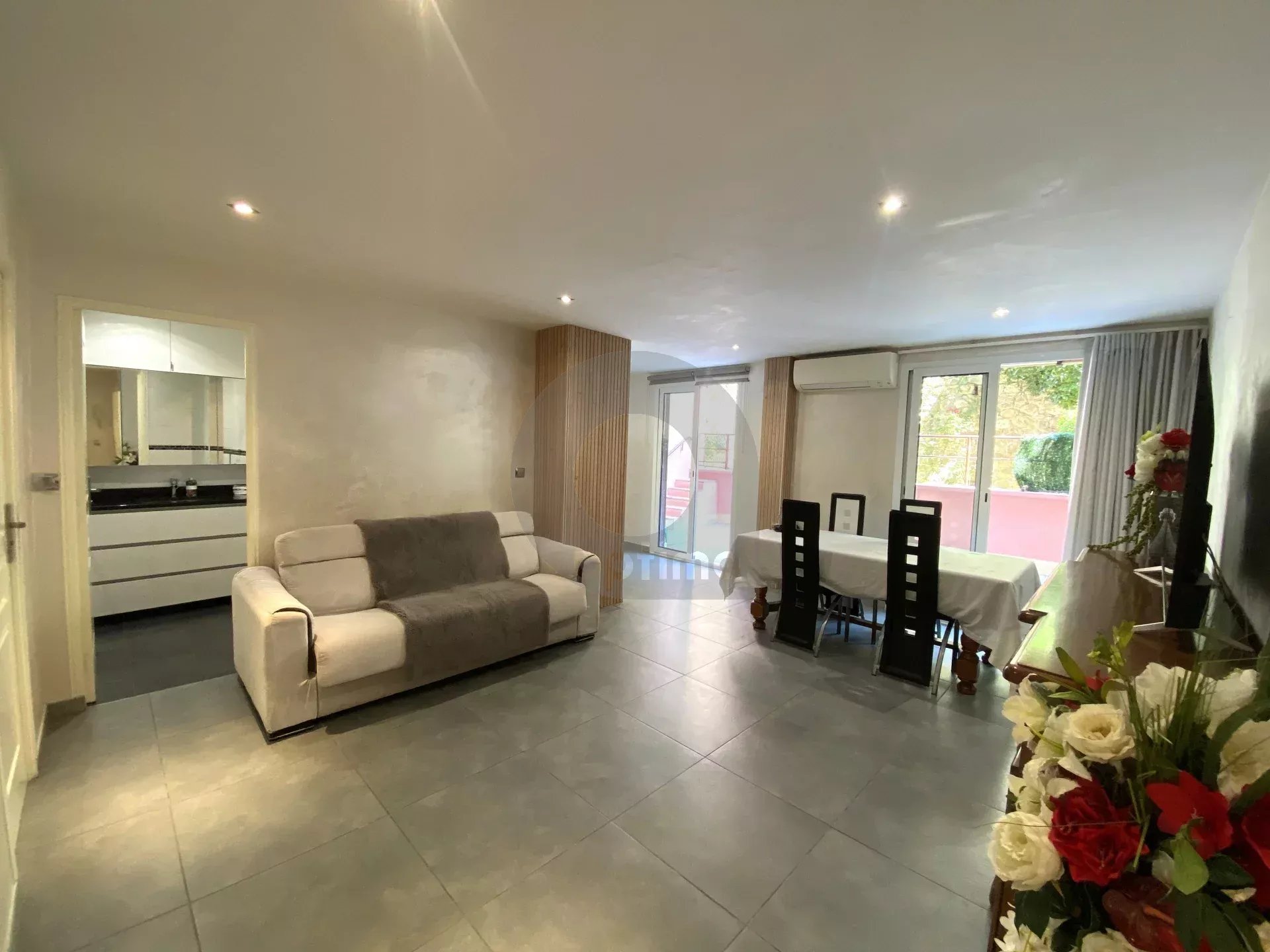 A VENDRE - MENTON CAREÏ - BEAU 3P AVEC CAVE EN BON ETAT TRAVERSANT BALCON TERRASSE ET JARDIN