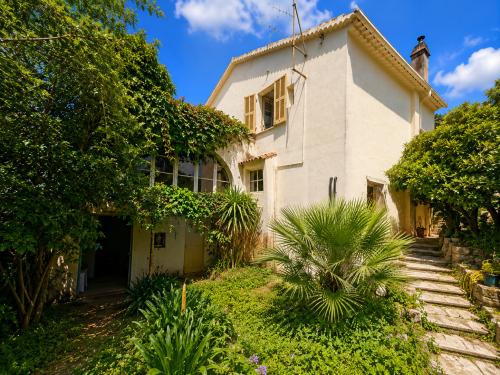 Menton – Villa de caractère à rénover avec jardin, quatre chambres et deux garages