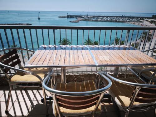 En exclusivité grand studio en dernier étage avec splendide vue mer, idéalement situé face aux plages