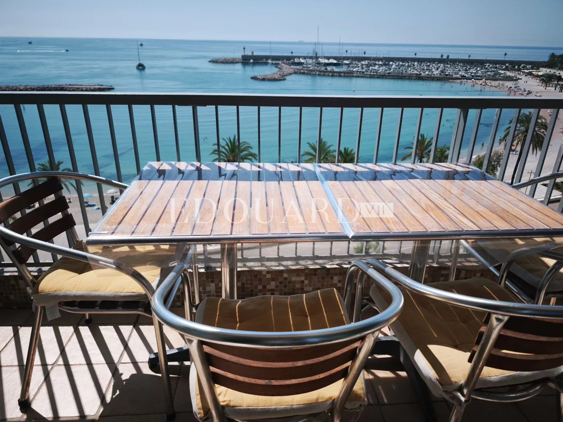 En exclusivité grand studio en dernier étage avec splendide vue mer, idéalement situé face aux plages