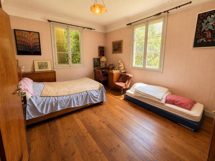 Menton – Villa de caractère à rénover avec jardin, quatre chambres et deux garages