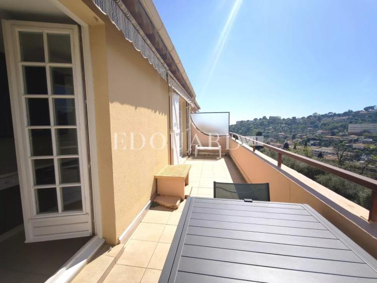 Dans le quartier du Riviera, à vendre grand studio en dernier étage avec terrasse, cave et garage