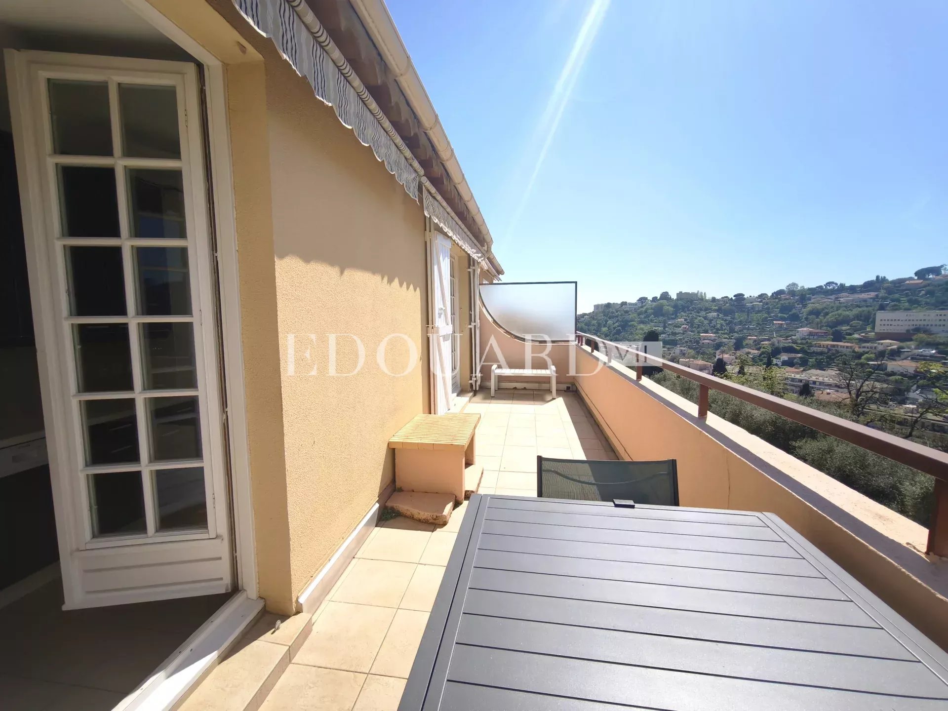 Dans le quartier du Riviera, à vendre grand studio en dernier étage avec terrasse, cave et garage