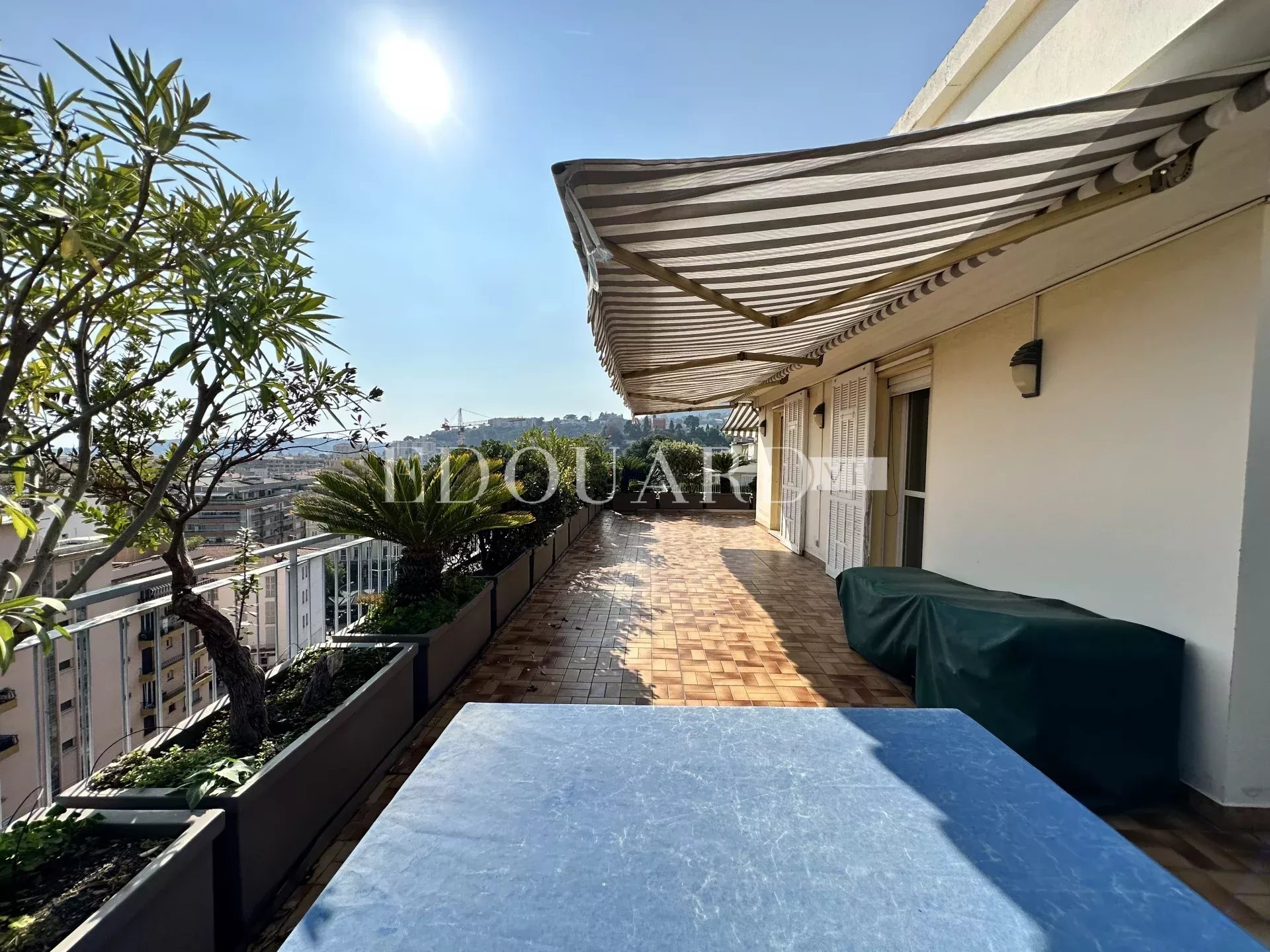 Penthouse avec spectaculaire terrasse, belle vue panoramique jusqu'à la mer, possibilité garage