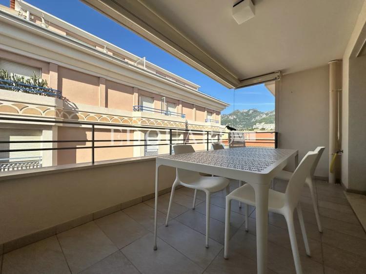 Trois pièces en superbe état avec grande terrasse et possibilité vaste garage, en plein centre de Menton