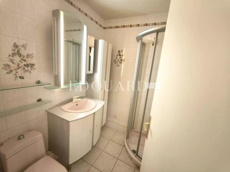 Dans le quartier du Riviera, à vendre grand studio en dernier étage avec terrasse, cave et garage