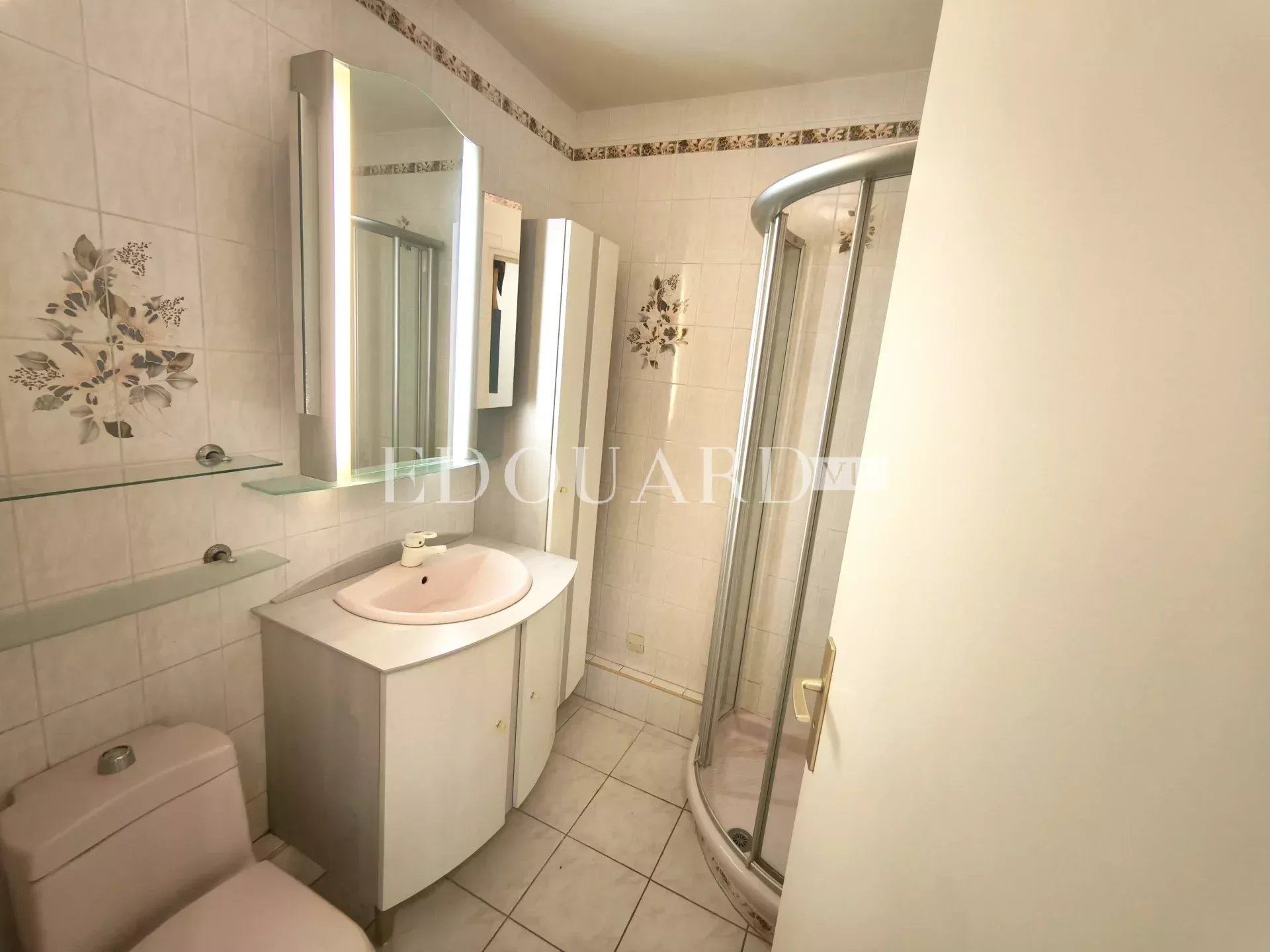 Dans le quartier du Riviera, à vendre grand studio en dernier étage avec terrasse, cave et garage