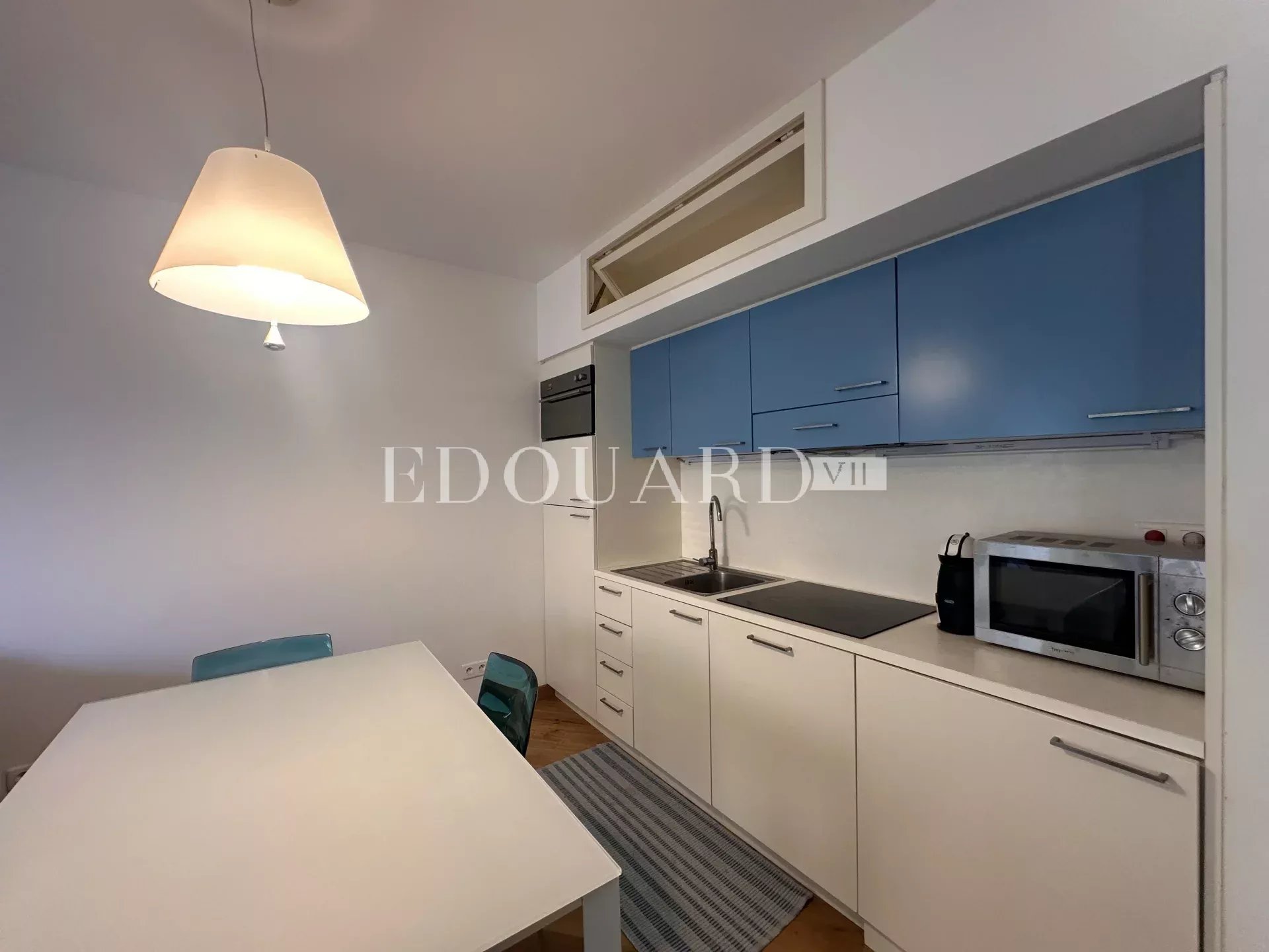En exclusivité trois pièces en excellent état avec grande terrasse, vue mer et parking, face aux Sablettes