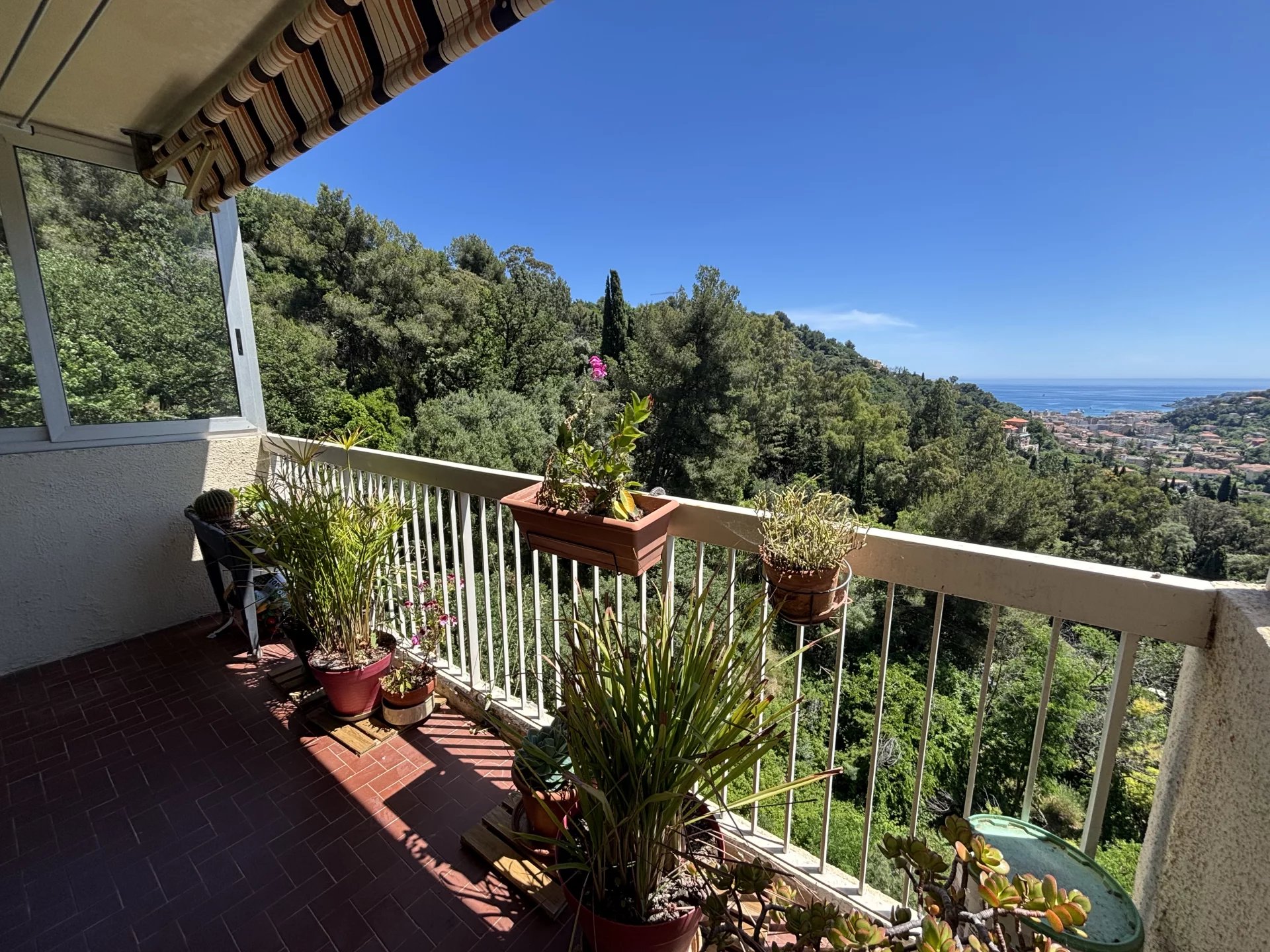 Trois pièces en bon état avec jolie terrasse, belle vue panoramique jusqu'à la mer, cave, possibilité garage