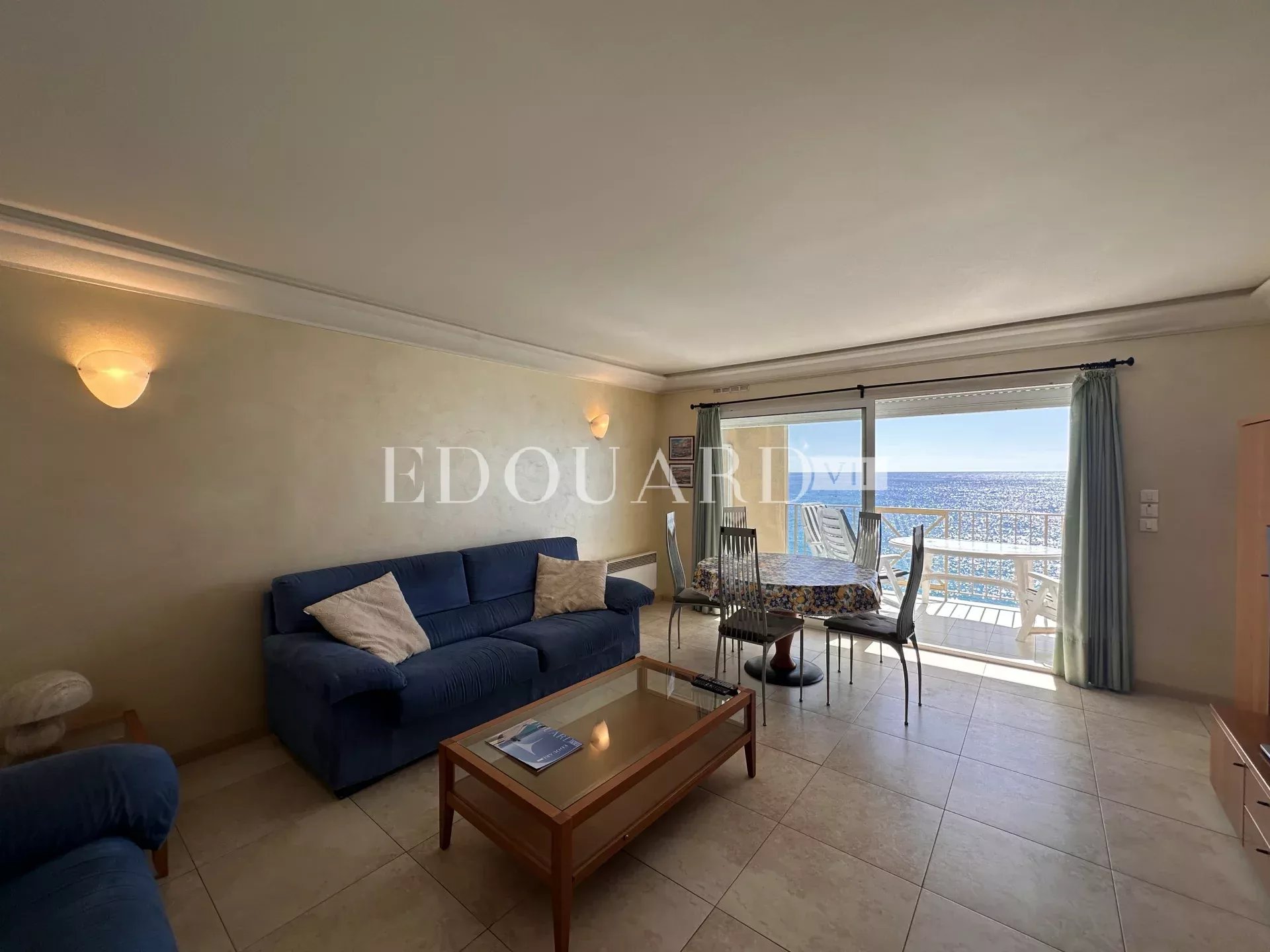 Trois pièces avec terrasse, magnifique vue mer panoramique et double garage