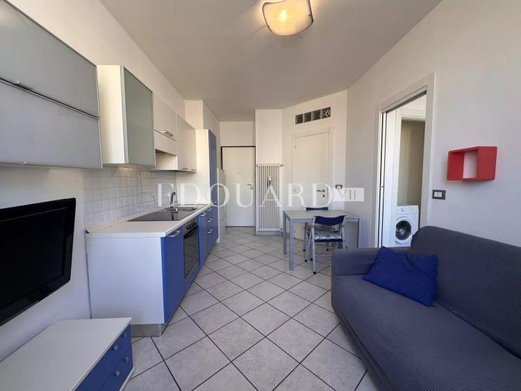 En exclusivité deux pièces en bon état dans magnifique immeuble bourgeois en plein centre de Menton