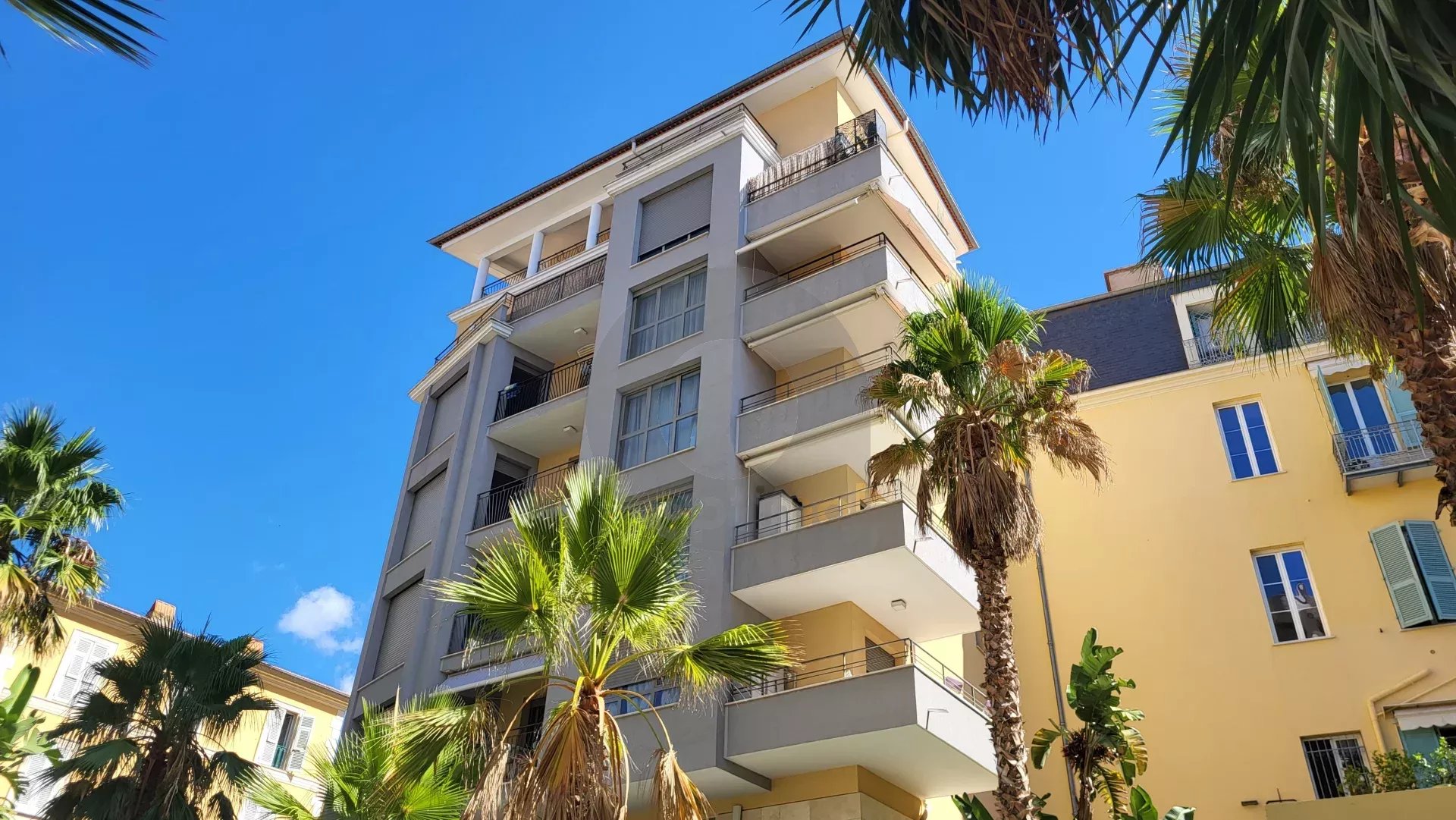 Menton Casino - Résidence de standing - coquet studio - vue Jardin Bioves