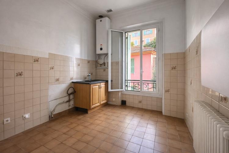 Menton – Cinq pièces de 105,60 m² en dernier étage, trois chambres