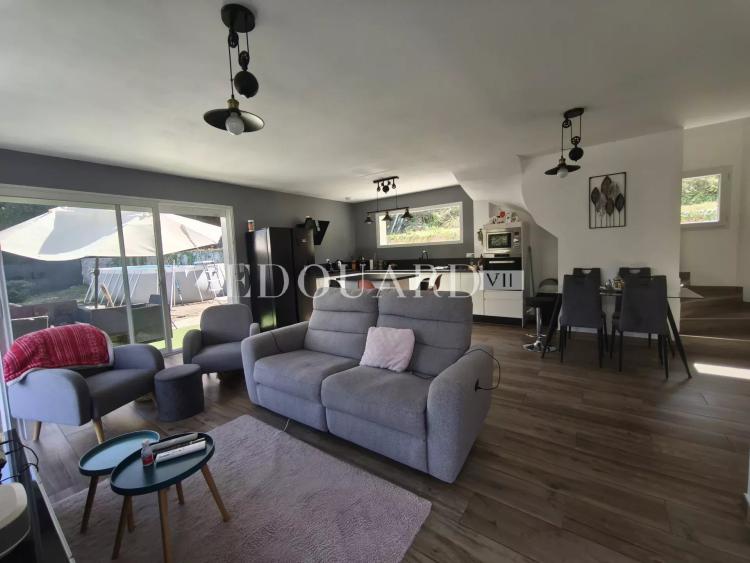 Maison individuelle récente, construite sur 1.200 m² de terrain plat, avec piscine hors sol et 30 m² de garage