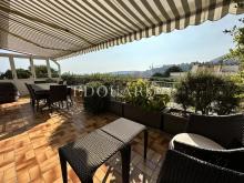 Penthouse avec spectaculaire terrasse, belle vue panoramique jusqu'à la mer, possibilité garage