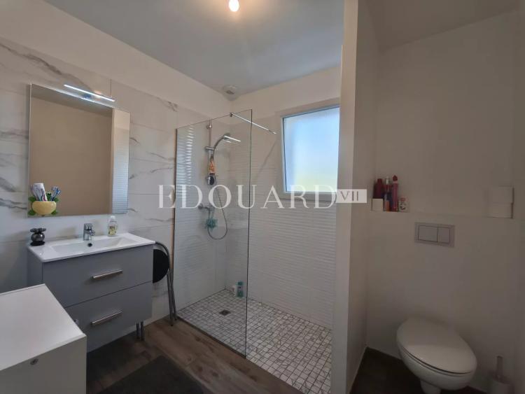 Maison individuelle récente, construite sur 1.200 m² de terrain plat, avec piscine hors sol et 30 m² de garage
