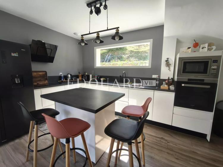 Maison individuelle récente, construite sur 1.200 m² de terrain plat, avec piscine hors sol et 30 m² de garage