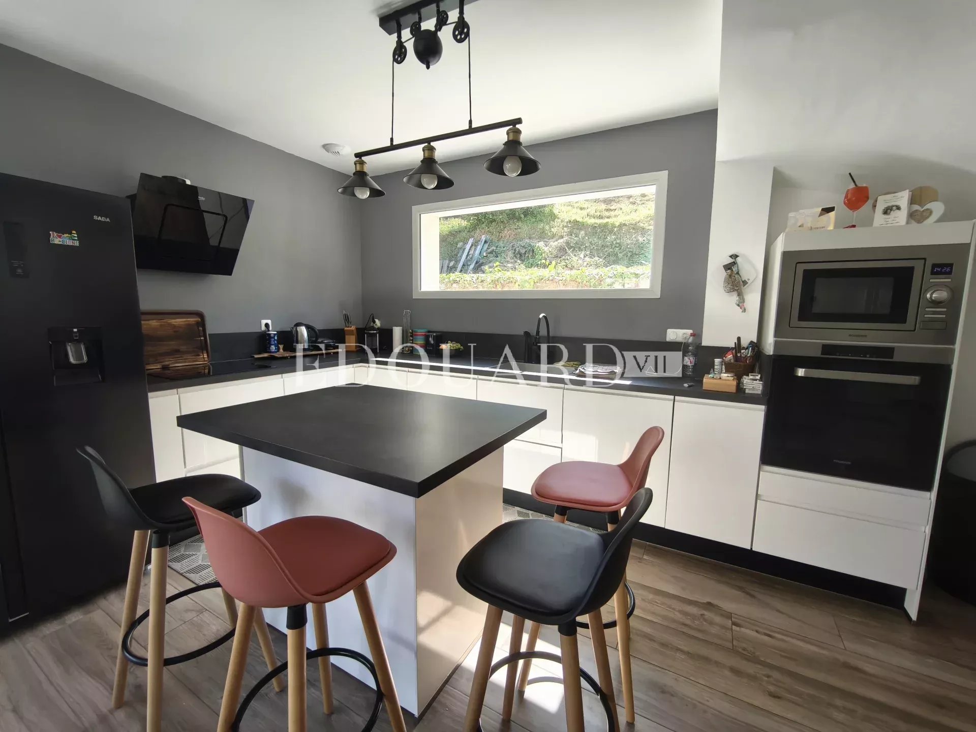 Maison individuelle récente, construite sur 1.200 m² de terrain plat, avec piscine hors sol et 30 m² de garage