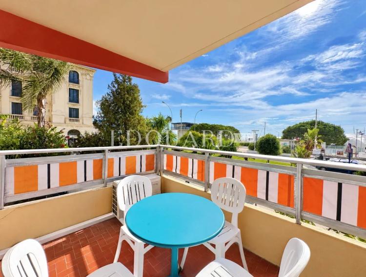 Face au port de plaisance de Menton, en exclusivité studio rénové avec terrasse et agréable vue mer
