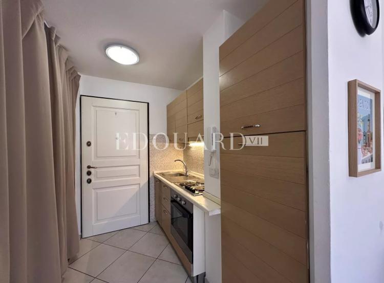 En exclusivité deux pièces en bon état avec terrasse, dans bel immeuble recent en plein centre de Menton