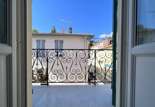 En exclusivité petit trois pièces en très bon état avec deux chambres en mezzanine, proche commerces et écoles