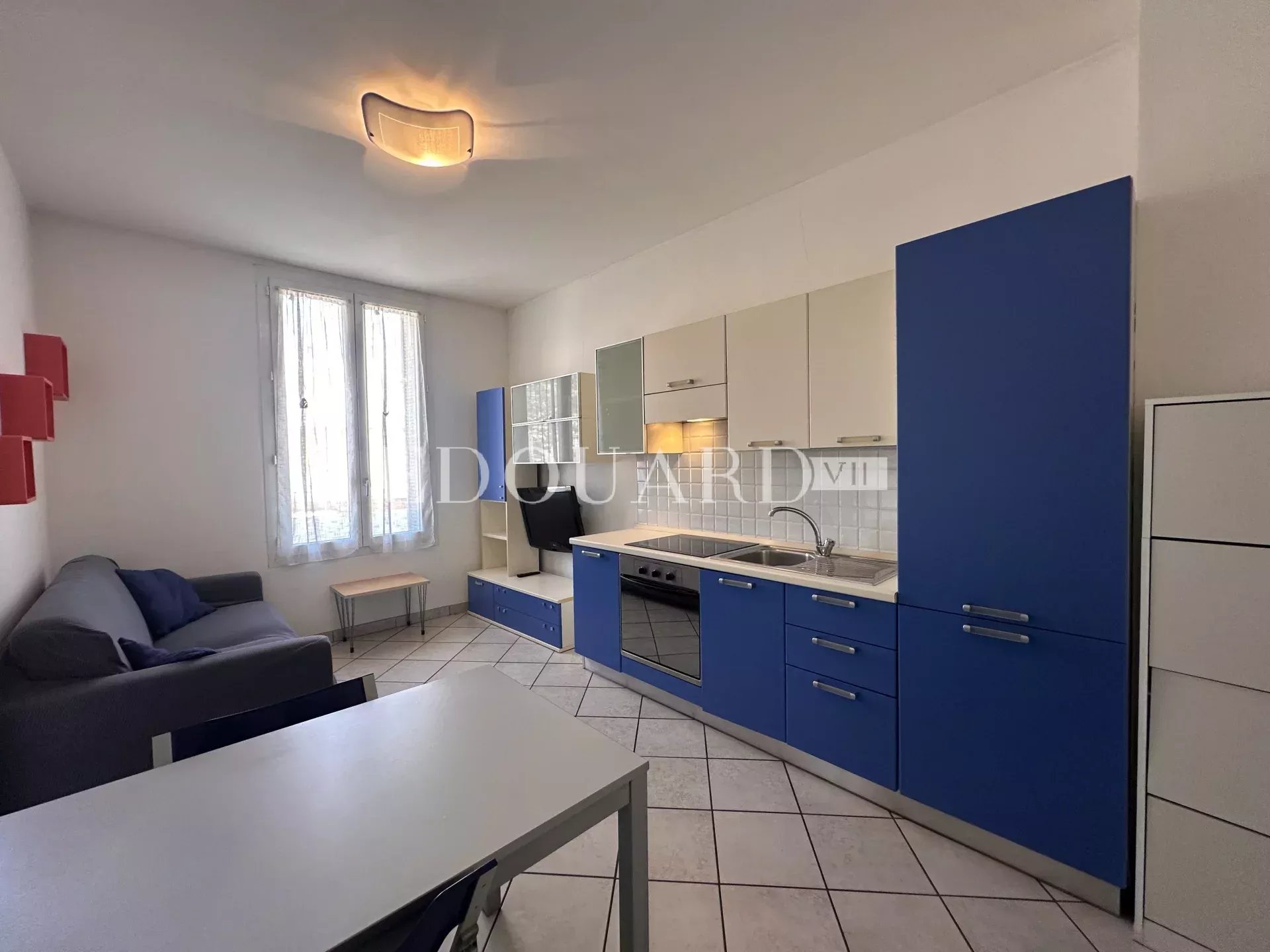 En exclusivité deux pièces en bon état dans magnifique immeuble bourgeois en plein centre de Menton