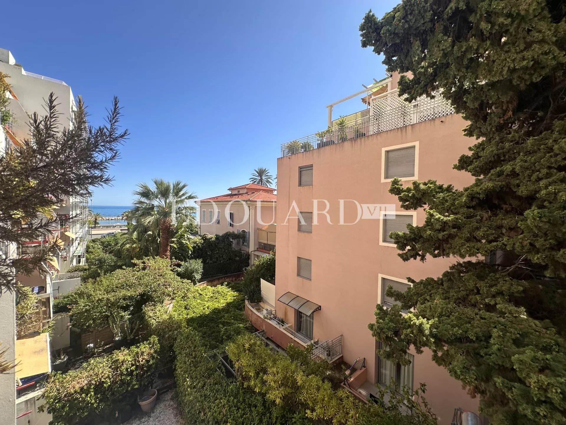 En exclusivité trois pièces en excellent état avec grande terrasse, vue mer et parking, face aux Sablettes
