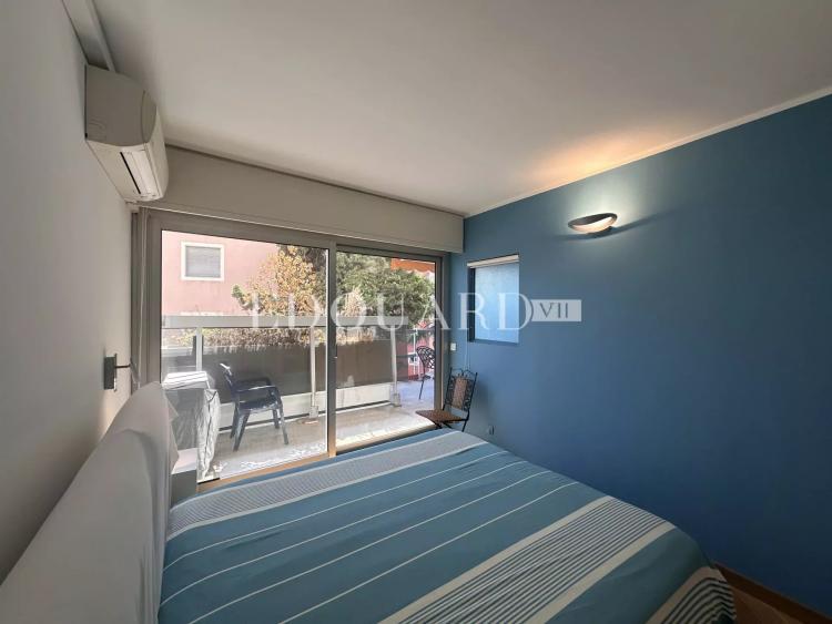 En exclusivité trois pièces en excellent état avec grande terrasse, vue mer et parking, face aux Sablettes