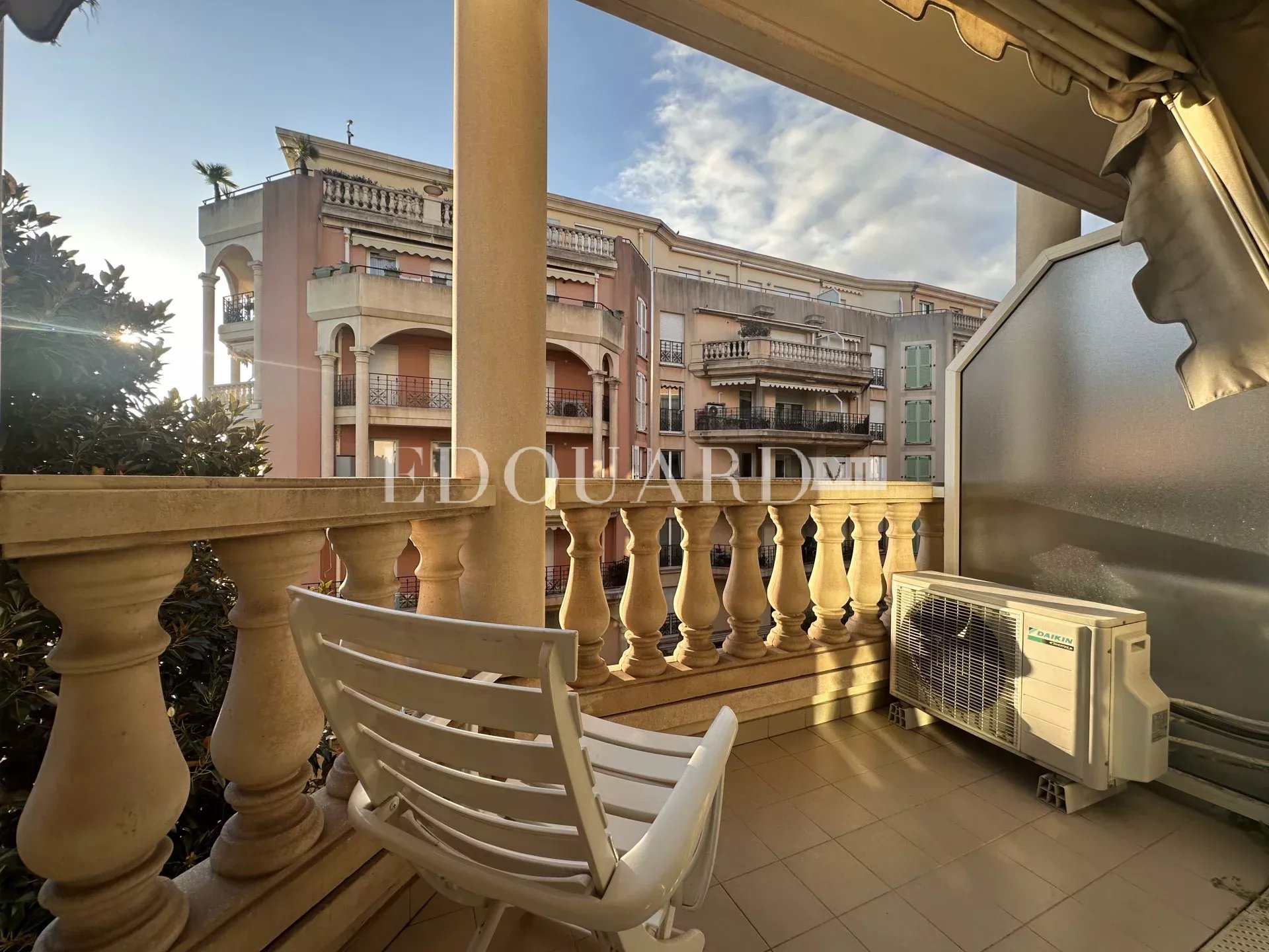 Dans résidence de luxe, deux pièces avec terrasse, balcon, belle vue mer, cave et parking en sous-sol