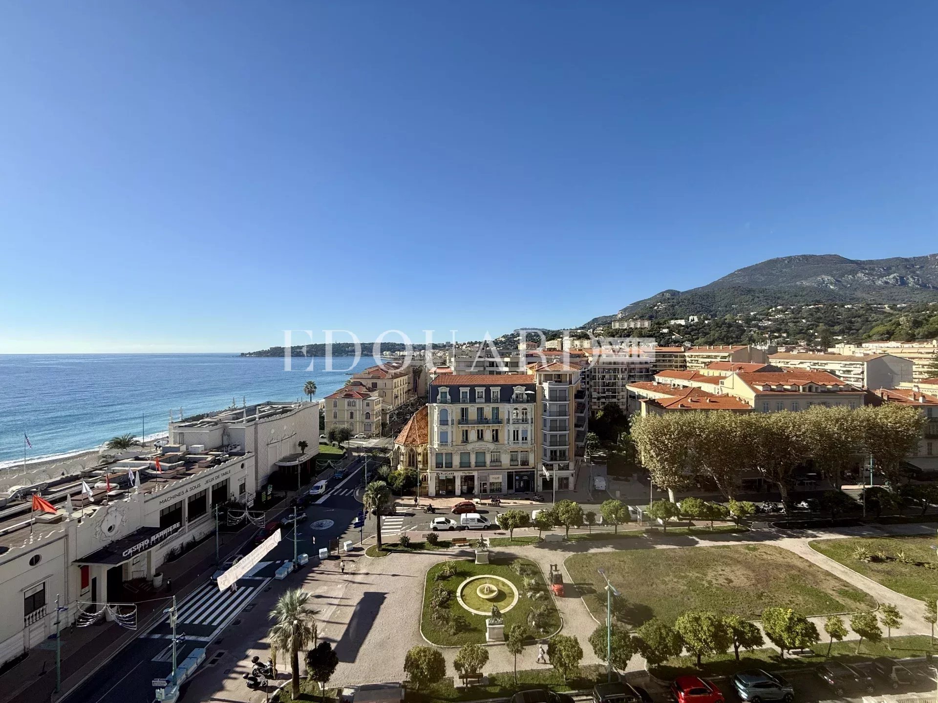 Trois pièces en dernier étage d'un magnifique immeuble Belle Époque avec superbe vue mer panoramique
