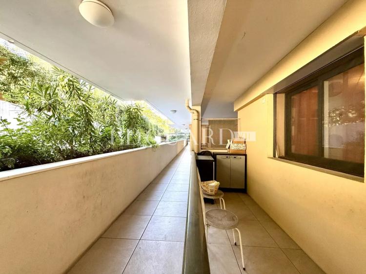 Sur la commune de Gorbio, deux pièces avec grande terrasse dans immeuble moderne avec piscine