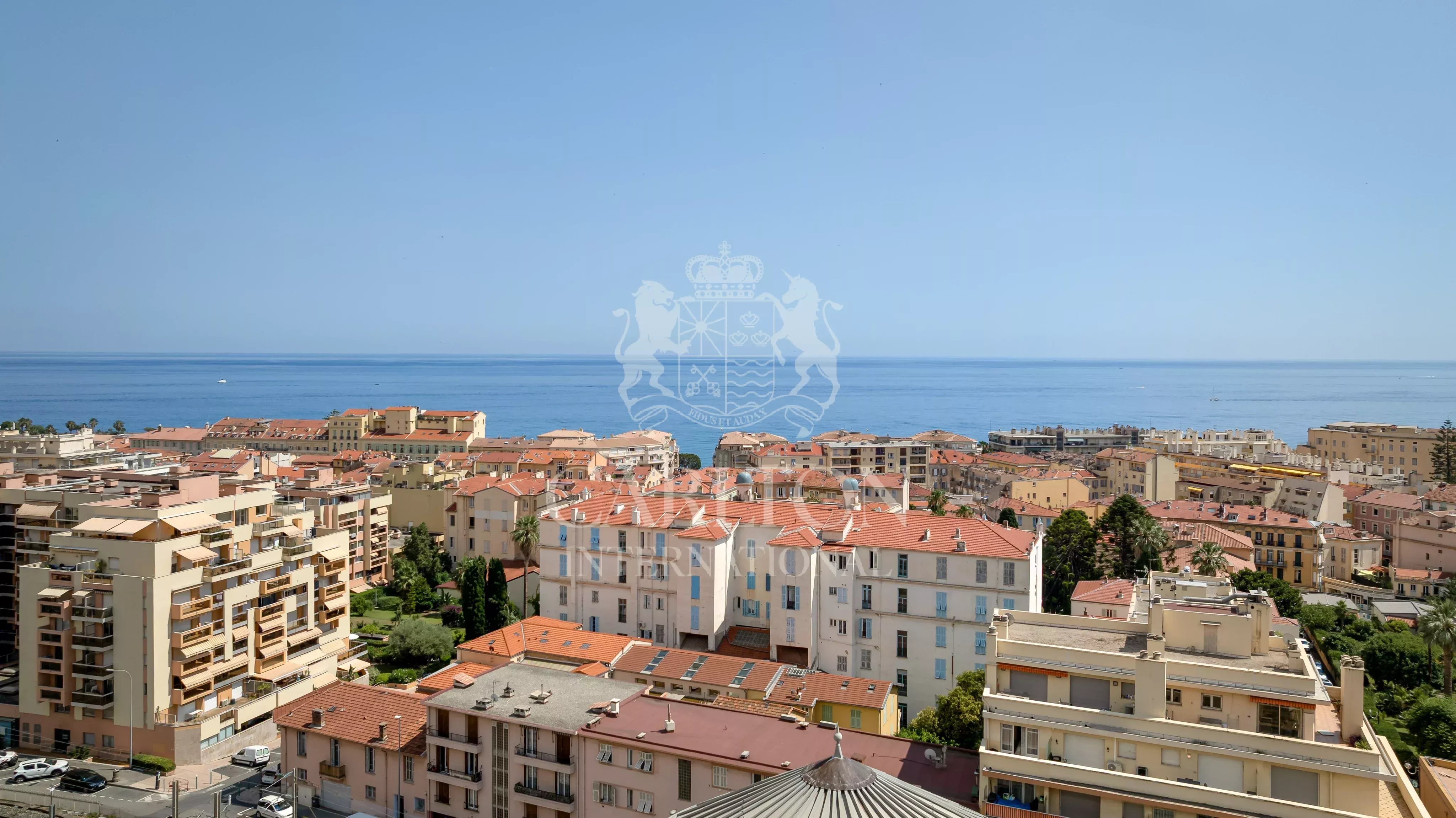 Villa avec vue mer et accès facile au centre-ville - Opportunité d'investissement