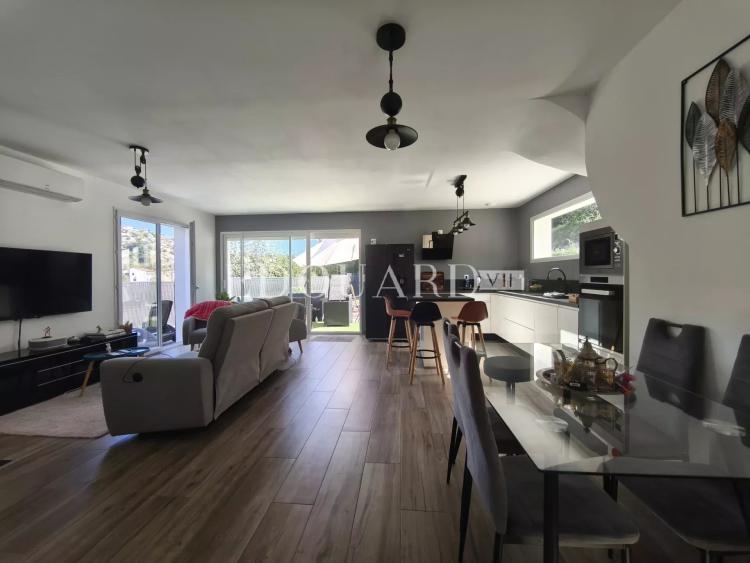 Maison individuelle récente, construite sur 1.200 m² de terrain plat, avec piscine hors sol et 30 m² de garage