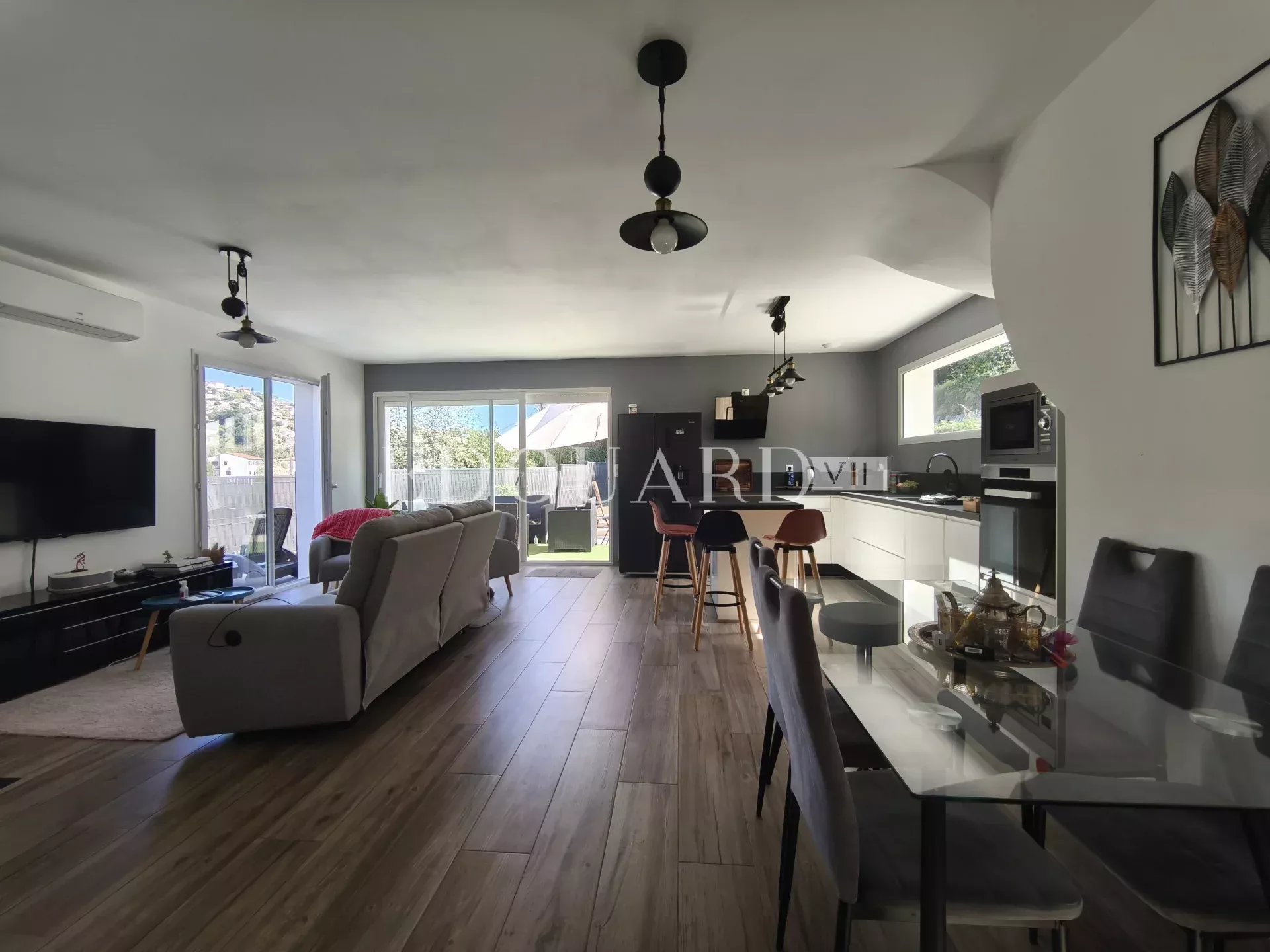 Maison individuelle récente, construite sur 1.200 m² de terrain plat, avec piscine hors sol et 30 m² de garage